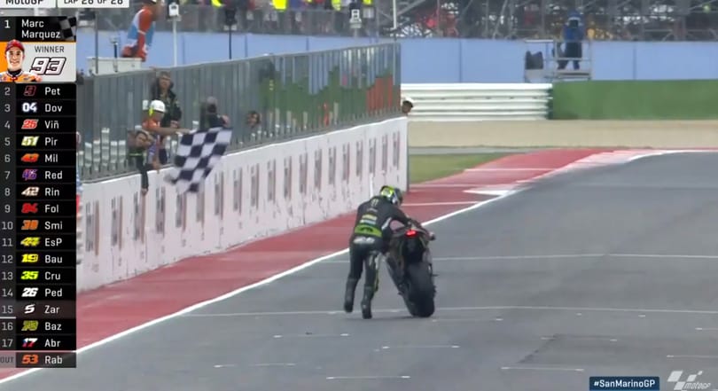 Videó: Pontszerző helyen tolta át a célvonalon gépét egy versenyző a motoros vb-n