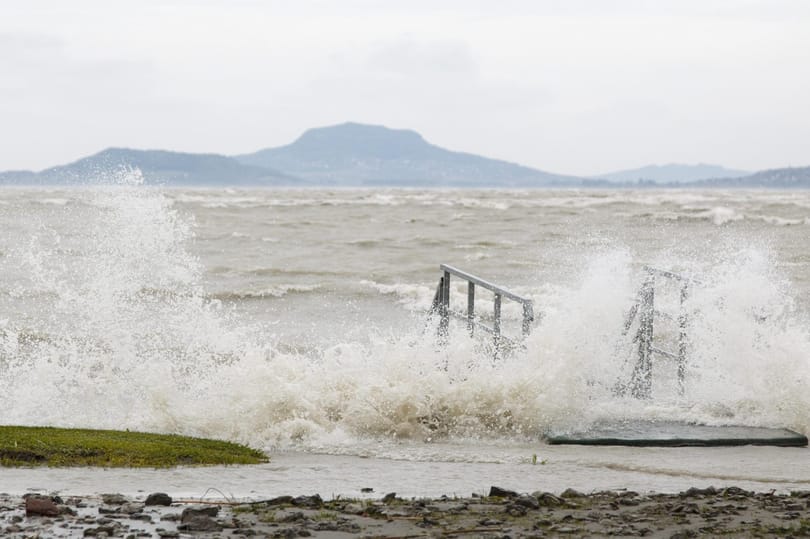 Úszókat mentettek ki a viharos Balatonból