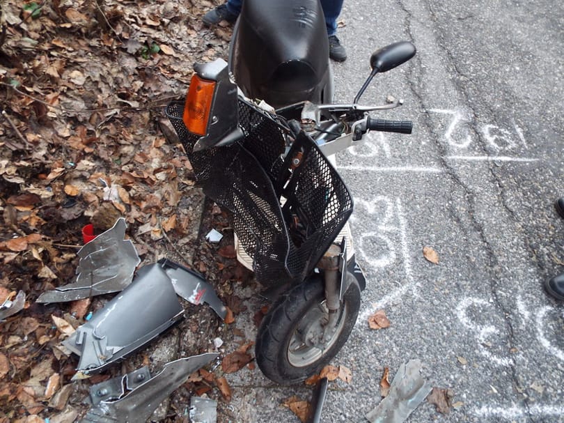 Előzni tilosnál elütötték a robogóst, majd otthagyták az út mellett