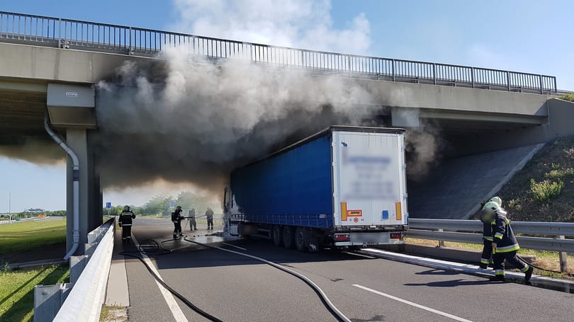 Úgy lángolt egy kamion, hogy tönkretett egy felüljárót – videó