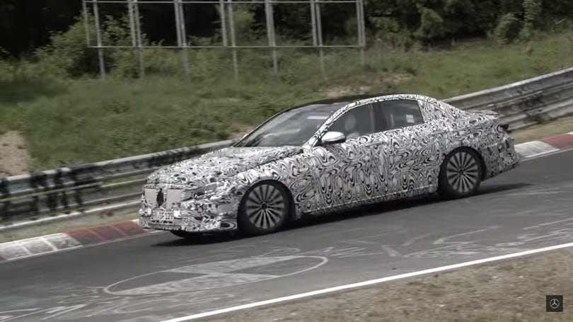 Húzza a mézesmadzagot a Mercedes: ilyen lesz az új E-osztály – videó