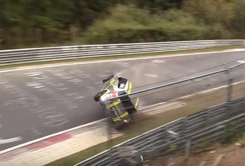 Durván korlátnak csattant egy bérelt Suzuki Swift a Nürburgringen – videó