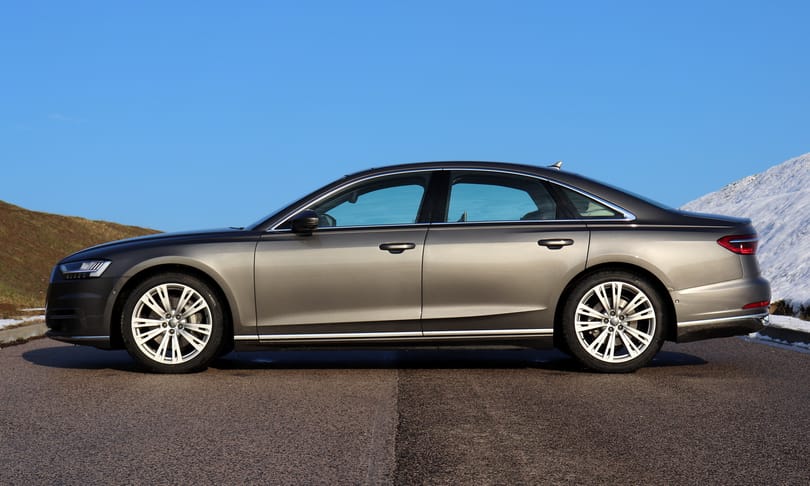 Így áll villámgyorsan gólyalábra az új A8-as Audi balesetkor – videó