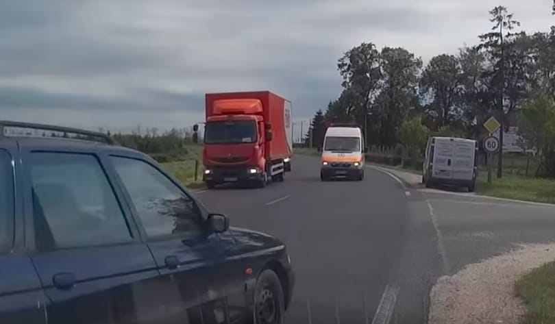 Videó: életveszélyes manővert hajtott végre a sofőr a mentőautóval szemben Szombathely felé