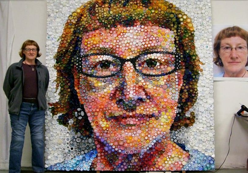 Öko-art: óriásportré műanyag kupakokból