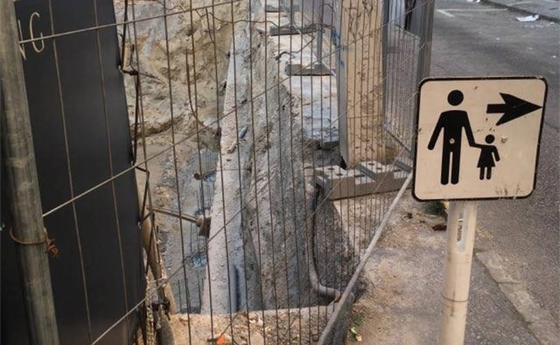 Életveszélyes gödör miatt aggódnak a bulinegyed közepén – fotók