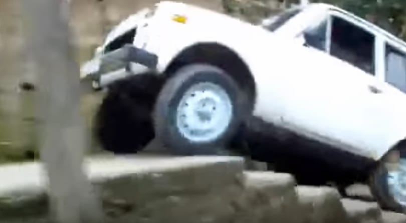 Egy kis lépcsőzéssel nem lehet zavarba hozni a Lada Nivát - videó