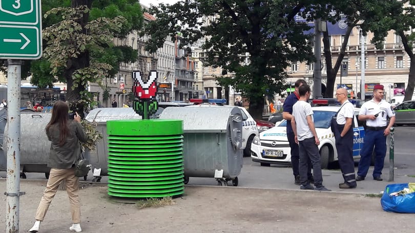 Az MKKP zöldre festette a metró szellőzőnyílását, majd jött több mint húsz rendőr