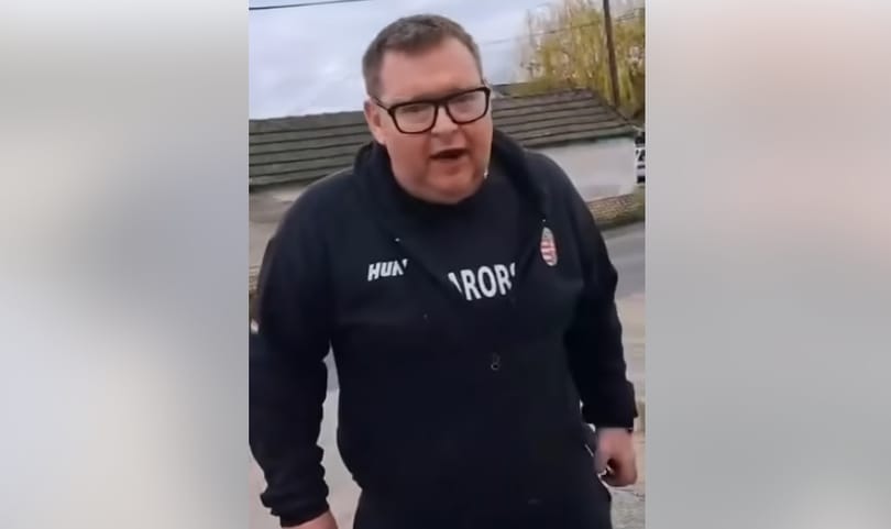 Most fideszes polgármesterjelölt rugdosta a Tisza Párt népszavazási pultját