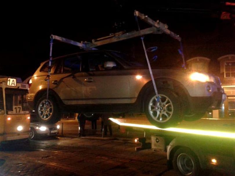 Fotó: BMW-terepjárókat szállított el a villamos útjából a BKK
