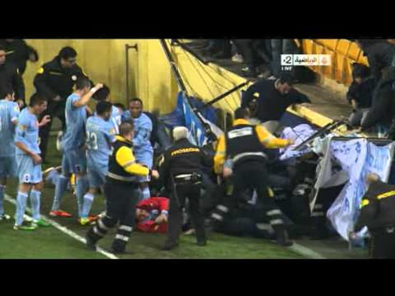 Videó: gólöröm után szakadt be a lelátó 