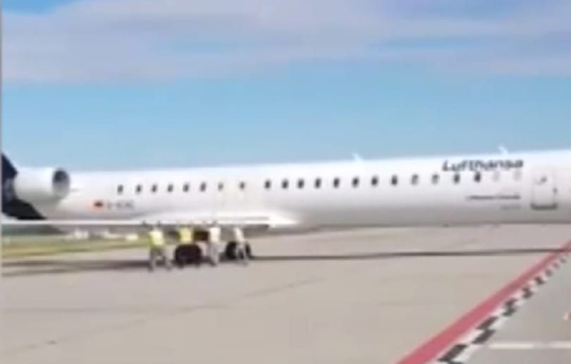 Négy ember tologatott egy utasokkal teli Lufthansa-gépet Ferihegyen