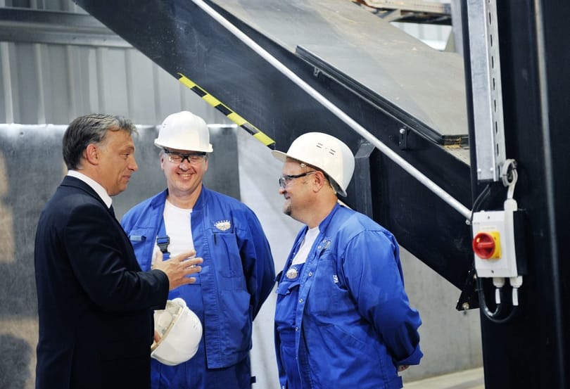 Amikor Orbán a multikkal smúzol
