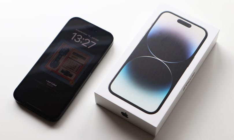 Nagy újítást hozhat az iOS 17: okoskijelzővé alakulnak majd az iPhone-ok, amikor lezárjuk a képernyőt