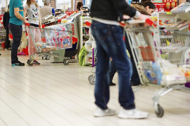 Többe kerül enni, mint tavaly decemberben, de olcsóbbak lettek a ruhák