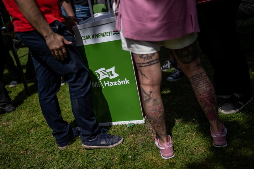 „Nem akarom, hogy lehúzzanak ebbe a posványba” – Toroczkai szerint fenyegeti, zsarolja a Mi Hazánk képviselőit a két nagy párt