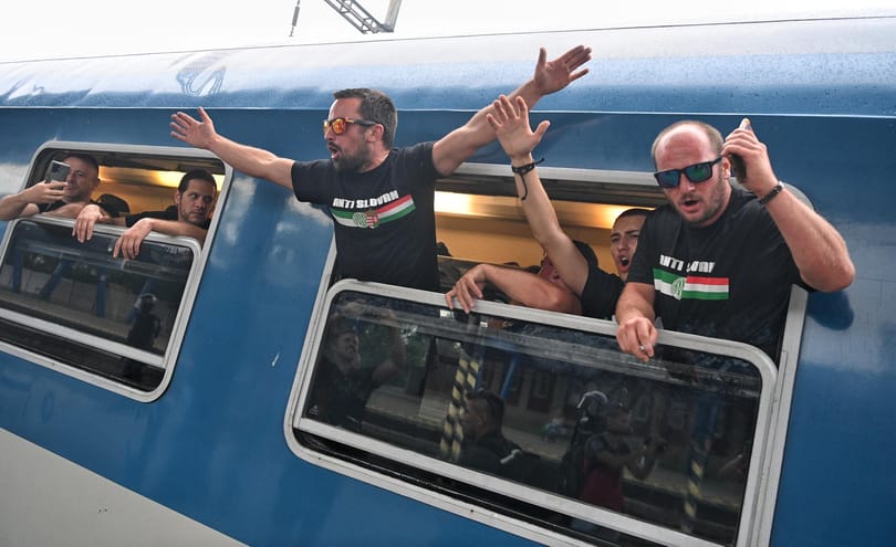 Videó: Megérkeztek a Fradi szurkolói Pozsonyba, hatalmas a rendőri készültség