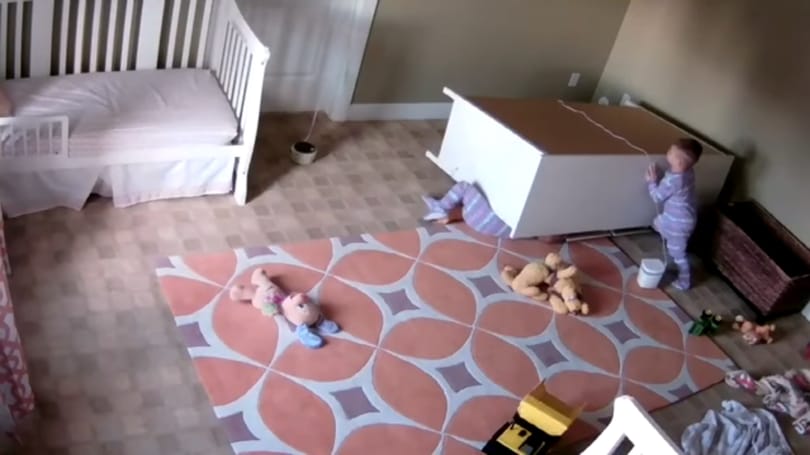 Kimentette a szekrény alól ikertestvérét a kétéves kisfiú - videó