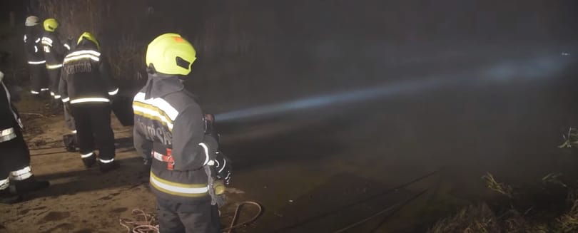 Videó készült arról, hogyan húzták ki a Dunába csúszott autót a tűzoltók