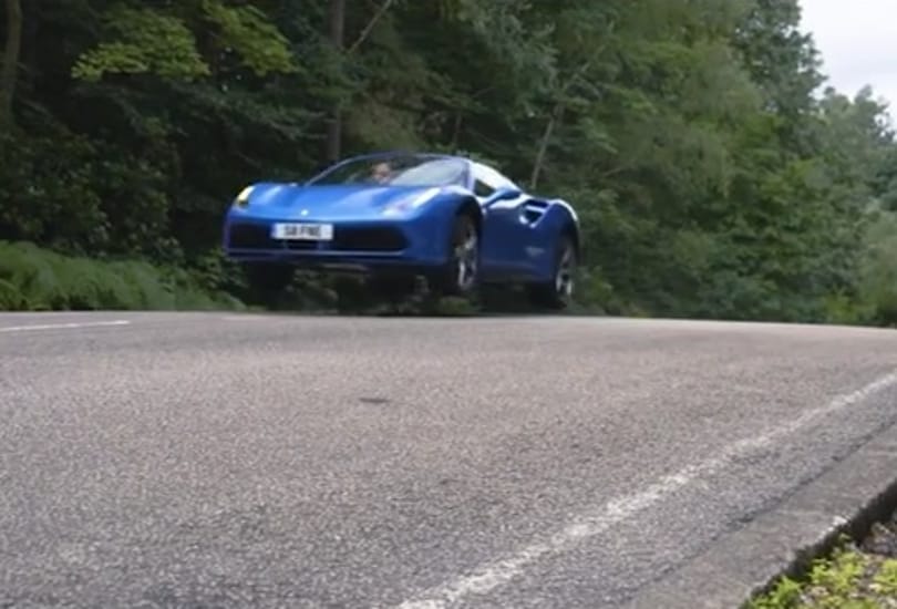 Van, hogy egy Ferrari is raliautóként repül – videó