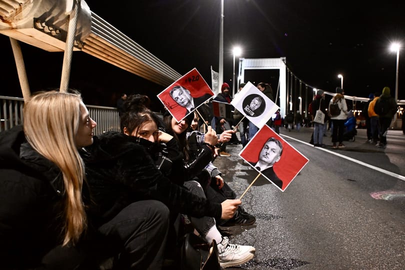 Néhány kósza hídfoglalási kísérlet után visszatértek az Erzsébet hídra a tüntetők, Hadházy jövő hétre újabb tüntetést jelentett be