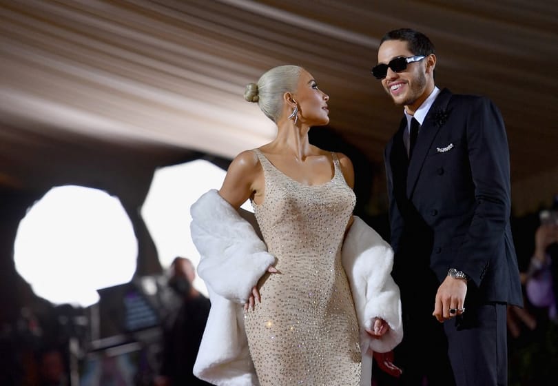 A létező összes bűnt elkövette Marilyn Monroe ruhájával Kim Kardashian, amit csak el lehetett