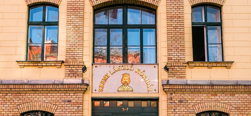 Üvegablakon keresztül láthatják egymást a karanténba zárt diákok és szüleik