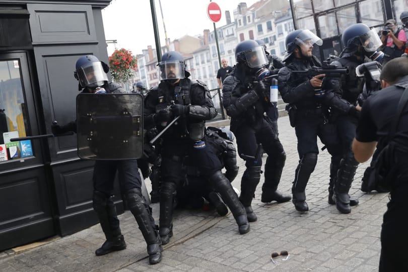Könnygázt vetettek be a G7 elleni tüntetésen Bayonne-ban