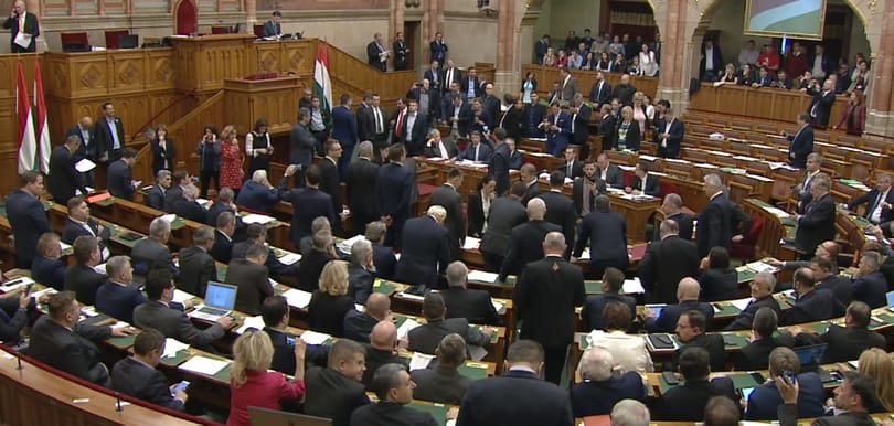 Áll a bál a Parlamentben, a kormánysajtó szinte teljesen néma