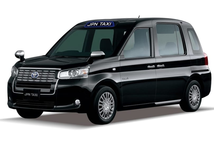 Jönnek a pápamobilos Toyota taxik 