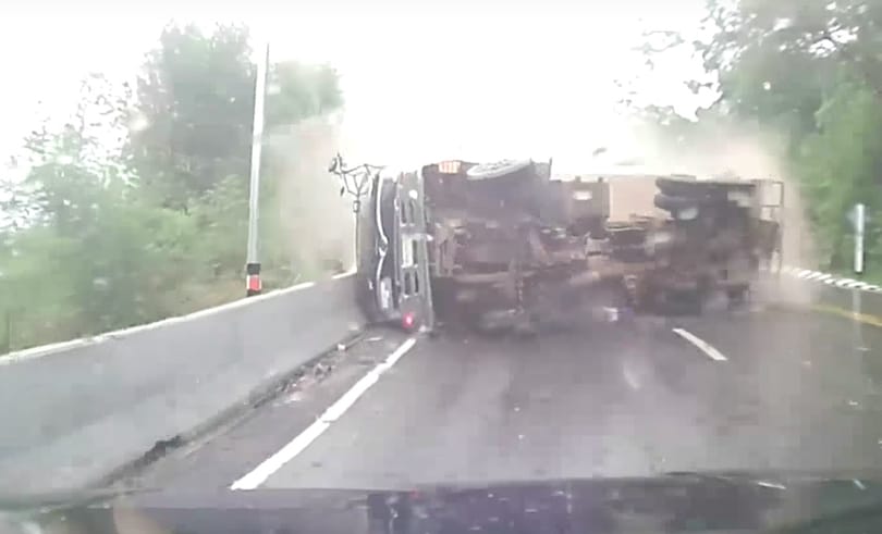Elcsapta a teherautó a motorost, de még így járt a legjobban – videó