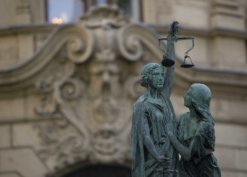 Egy szociális intézmény volt vezetője férje segítségével 25 millió forinttal károsította meg egyik gondozottját