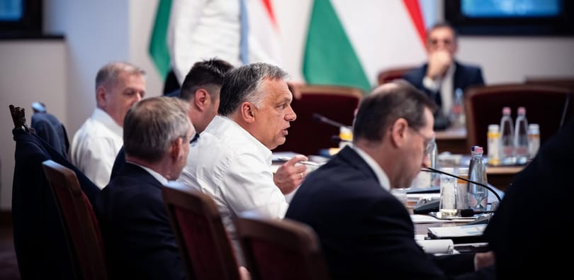 Nehézkes és hosszú út vezet kifelé Magyarország hibrid berendezkedéséből