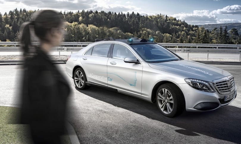 Az S-osztályos Mercedes automata fényjelzéssel kommunikál a gyalogosokkal