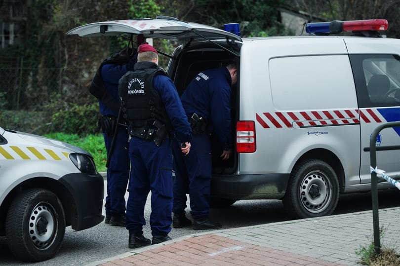 Szabadnapos rendőrök oltottak el egy égő buszt