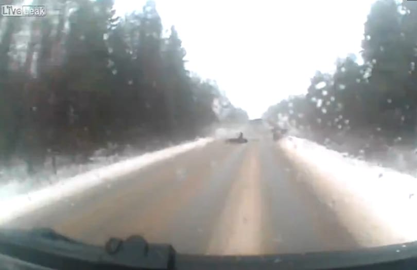 Mi marad egy Ladából, ha autóbusszal ütközik? - videó