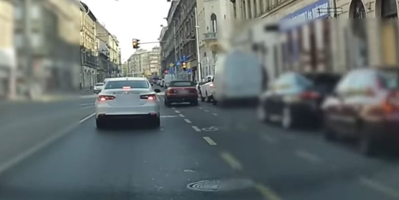 Ismét feltűnt a piros Astra, amelynek vezetője lényegében szabályok nélkül autózik – videó