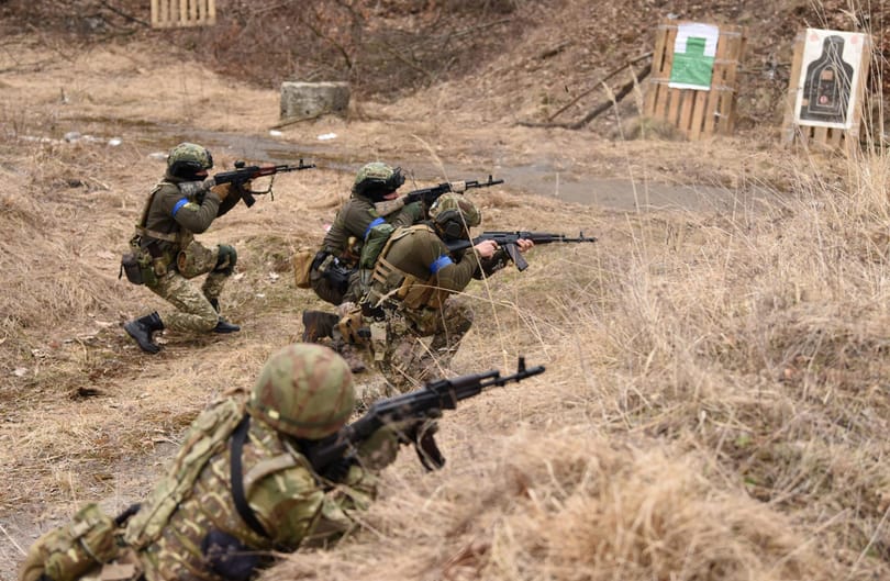 Mariupolból szinte nem maradt semmi, a NATO nem lép be a háborúba, humanitárius folyosókat nyitnak – percről percre az orosz–ukrán háborúról