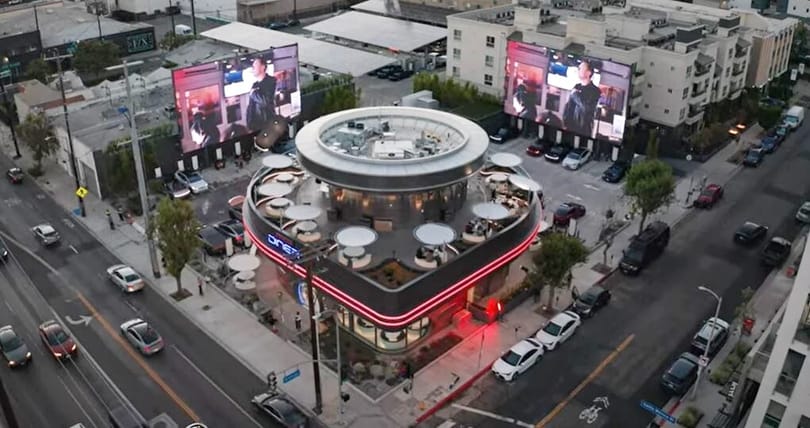Nyitásra kész Elon Musk cyberpunk étterme, amely lényegében egy Supercharger-állomás