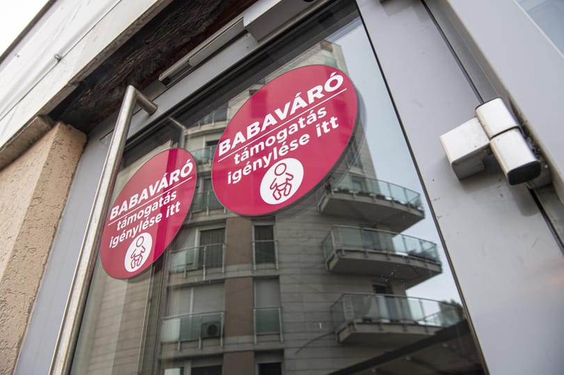 Százezres ajándékokkal indították újra a babaváró hitelt a bankok