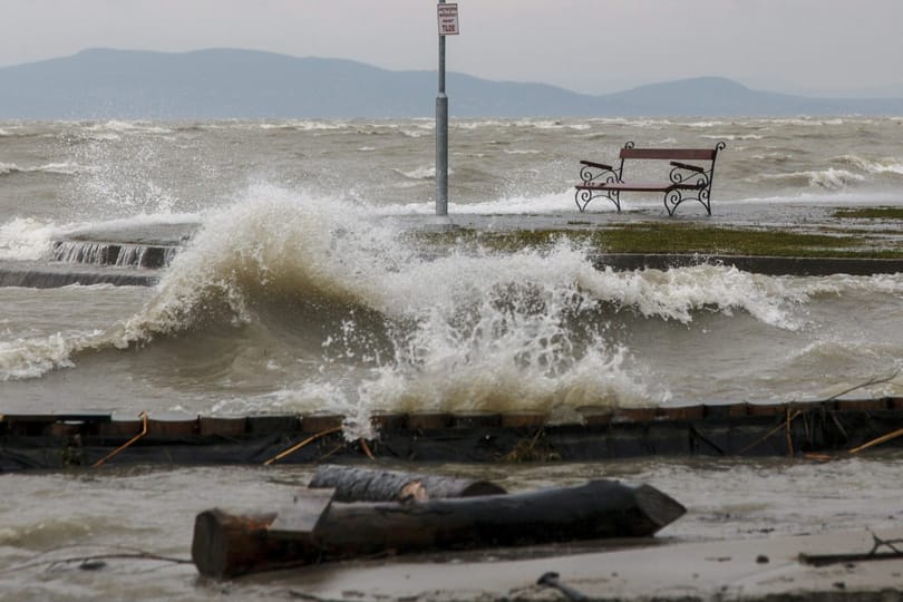 Fotók: Árad a Balaton, elöntötte a fenyvesi strandot