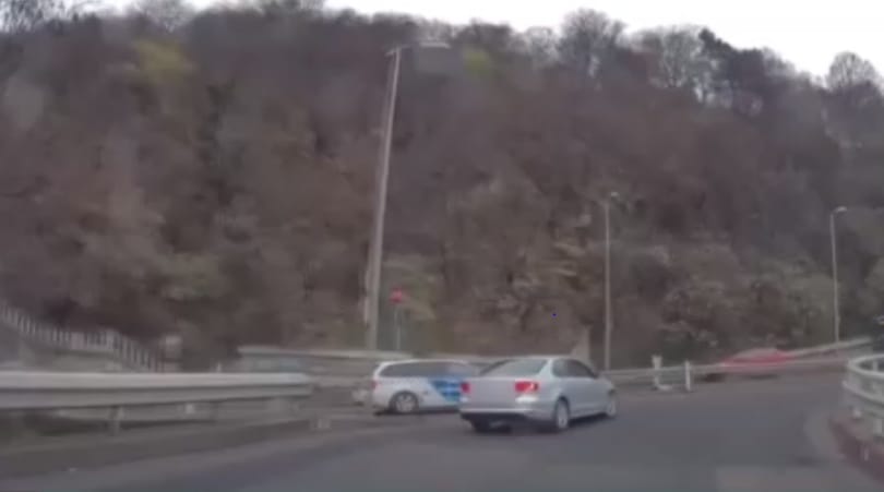 Videón, ahogy a szabálytalan rendőrök nem adják meg az elsőbbséget