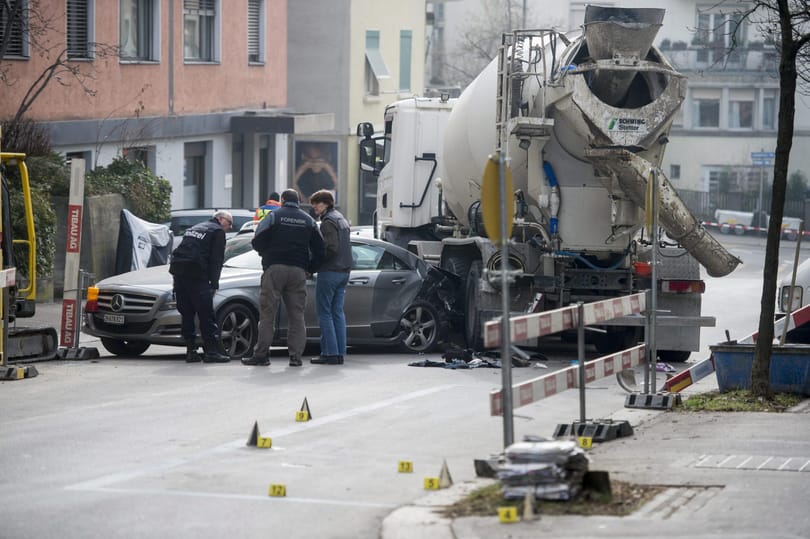 Tüzet nyitott egy férfi a rendőrökre Zürichben