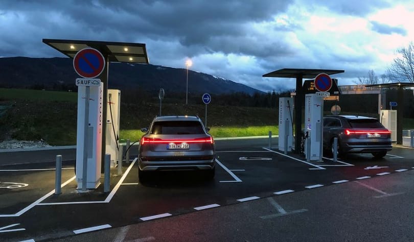 Európában tíz elektromos töltőállomásból alig egy számít ténylegesen gyorstöltőnek