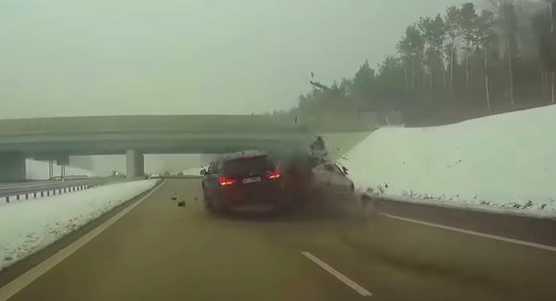 Ki hibázott nagyobbat: a BMW-s vagy a belső sávban haladó autós ennél a balesetnél? – Videó
