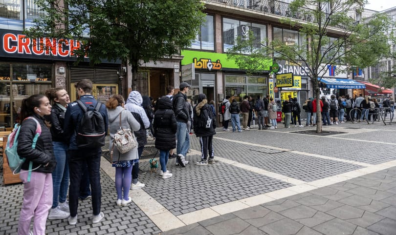Sokaknak nem a lábukra, hanem a polcukra kerül az Azahriah-cipő – a Tisza boltja előtt várakozókat kérdeztük