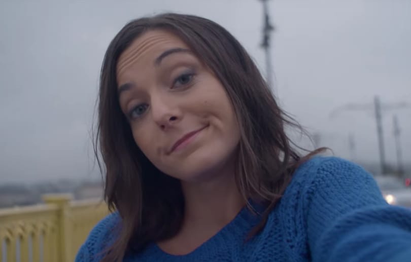 Boggie új klipje a szelfizésen gúnyolódik