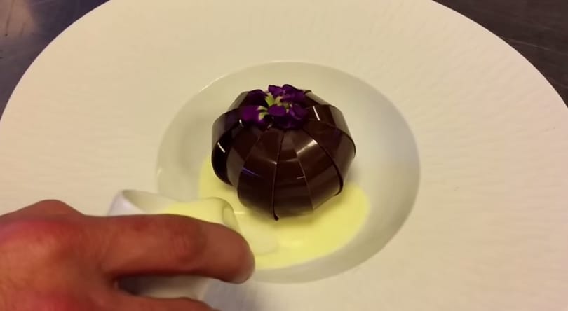 Videó: Virágként nyílik ki egy portugál séf desszertje