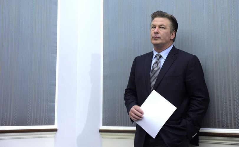 Alec Baldwin szerint minden forgatáson jelen kellene lennie egy rendőrnek, aki a fegyverek biztonságát ellenőrzi