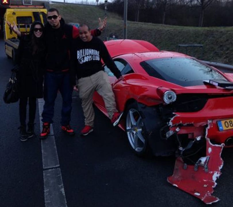 Egy óra alatt összetörte új Ferrariját egy holland DJ - fotó